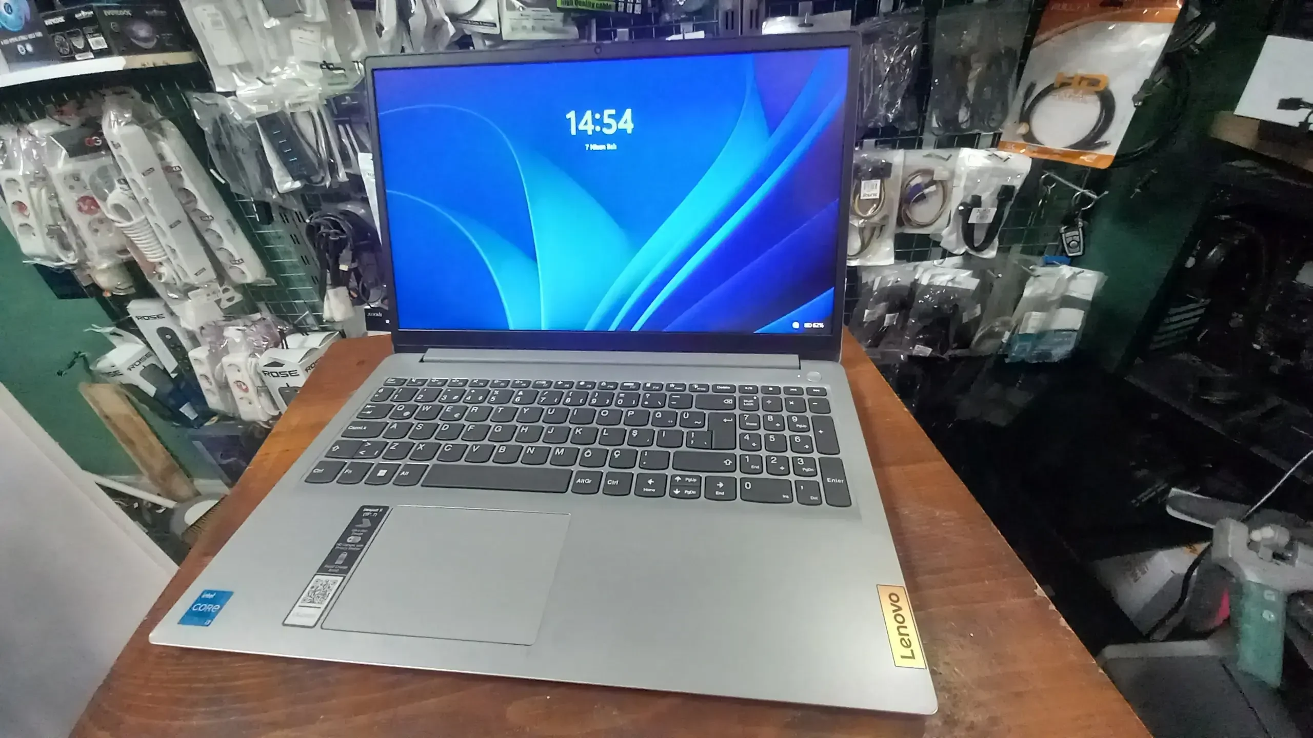 LENOVO İdeapad 1i i3, 16gb ram 15" - 15IAU7